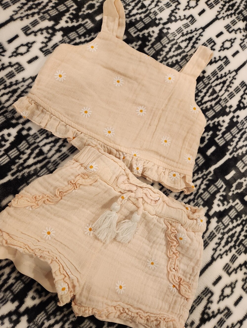 Rare Editions Kids Pinkish Cream Daisy Embroidered Tank & Shorts Set, Size 24M